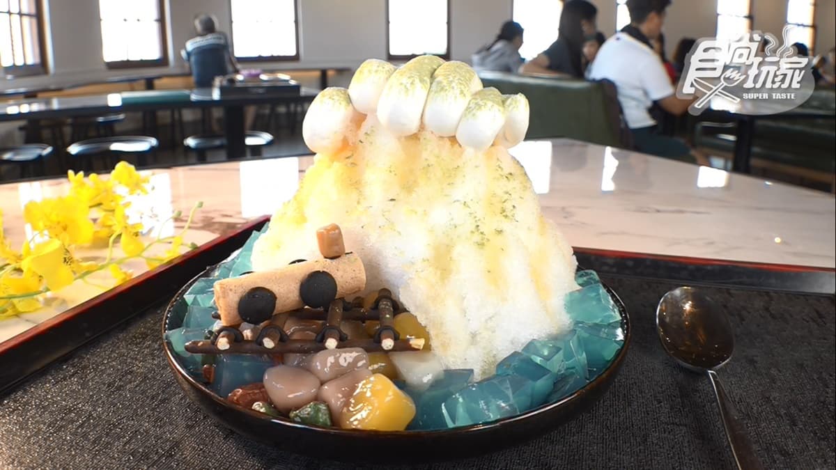 「山港町鐵」配料有藍柑橘洋菜凍、特製奶蓋、玄米抹茶粉等。