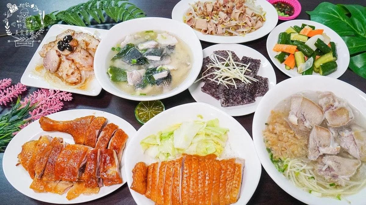老爺美食館的菜色非常豐富，第一次來推薦必點鴨肉+香茅煎肉飯。（圖片來源：野田咩的美食書國）