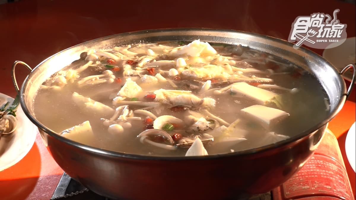 「龍膽石斑魚湯」加入滿滿蛤蜊，吃起來鮮美下飯。