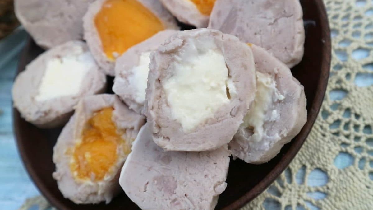 白色的乳酪口味，咬開還會爆餡，吃起來鹹鹹甜甜的。（圖片來源：糖糖‘s享食生活）