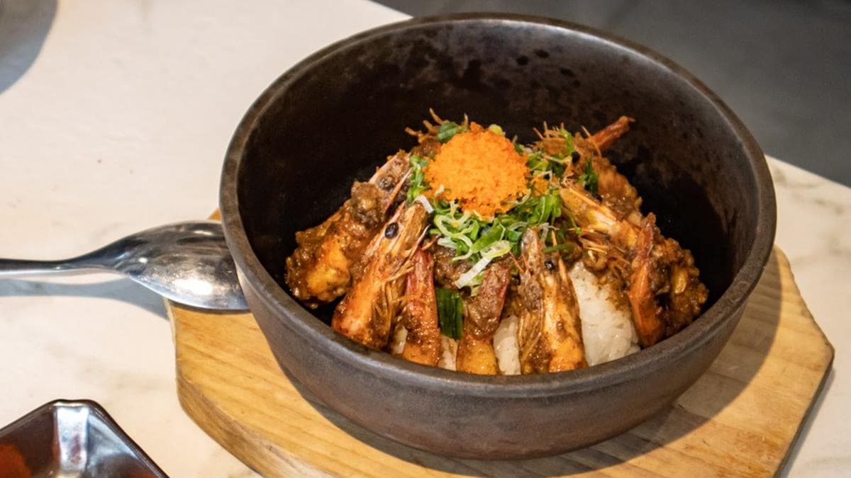 「蒜蓉蝦石鍋釜飯」香氣濃郁，吃了相當開胃。（圖片來源：貪吃巧達）