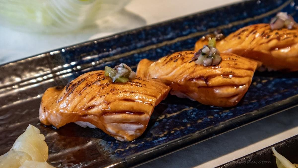 套餐竟然有附鮭魚炙壽司，滿特別的。（圖片來源：貪吃巧達）