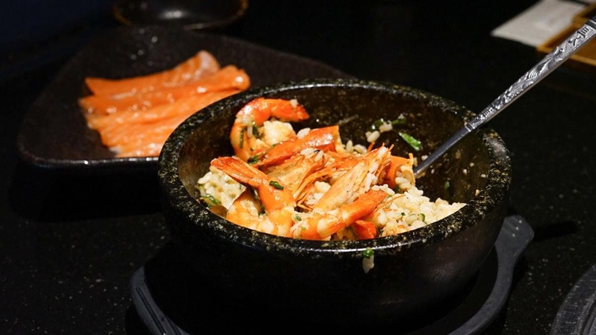石燒蒜蝦飯是網友推薦必吃的料理。（圖片來源：美食旅遊生活分享。欣晴）  
