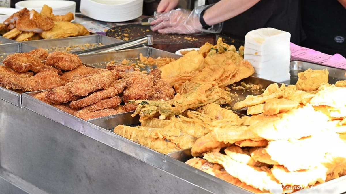 這家店的炸粿都是現點現炸，品項非常多。（圖片來源：糖糖's 享食生活）