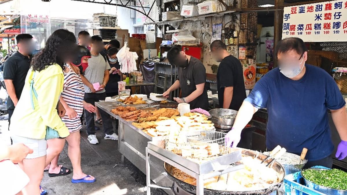 「向上市場炸粿」每每只要一開攤就大排長龍。（圖片來源：糖糖's 享食生活）
