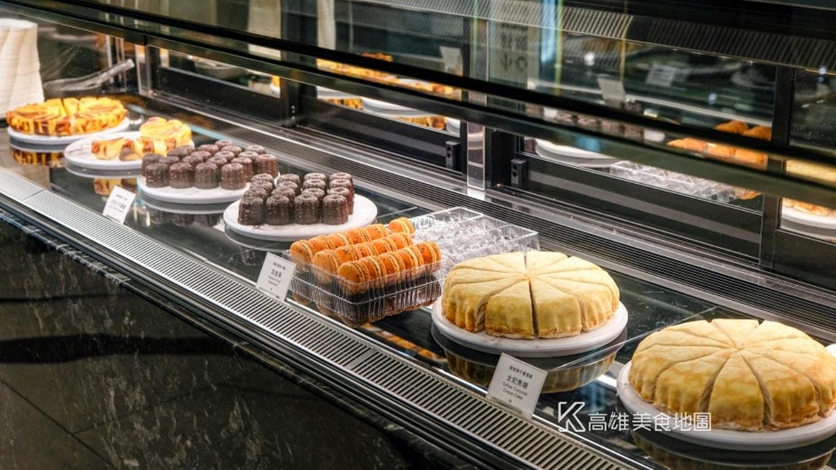 門口有大大的甜點專用冷藏櫃，在迎接熱愛甜點的顧客。（圖片來源：高雄美食地圖）