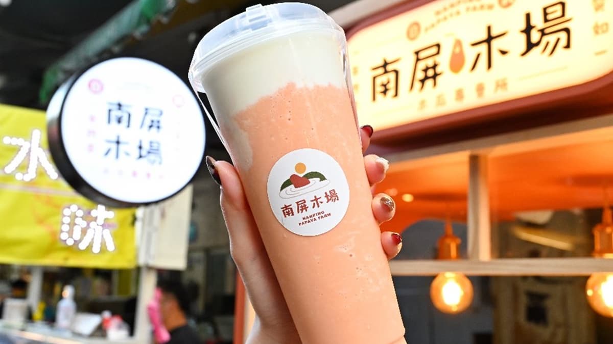 「木瓜牛奶奶蓋」多了迷人奶香及鹹香味，層次更加豐富好喝。（圖片來源：糖糖‘s享食生活）