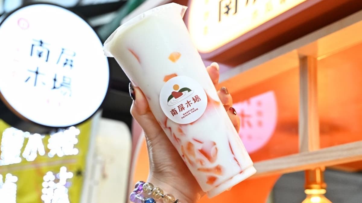 「木瓜凍撞奶」每一口都吃得到滑順的木瓜凍，風味挺特別的。（圖片來源：糖糖‘s享食生活）