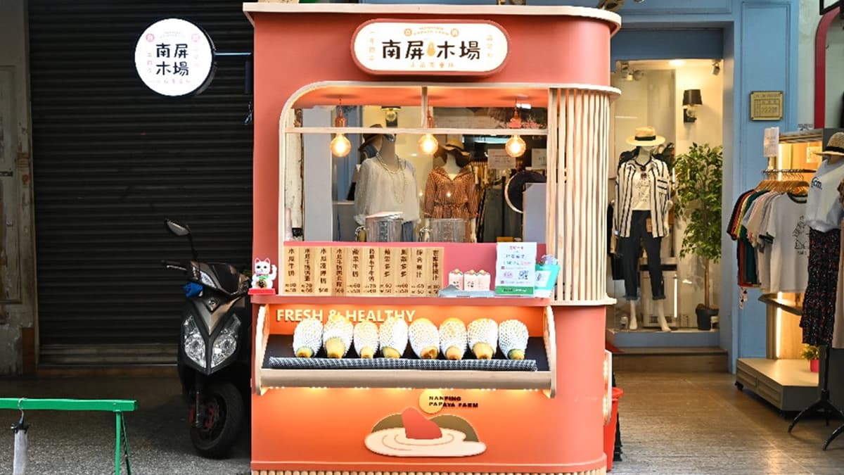 「南屏木場（中美店）」位在台中中美街上，亮橘色的精緻攤車相當亮眼。（圖片來源：糖糖‘s享食生活）