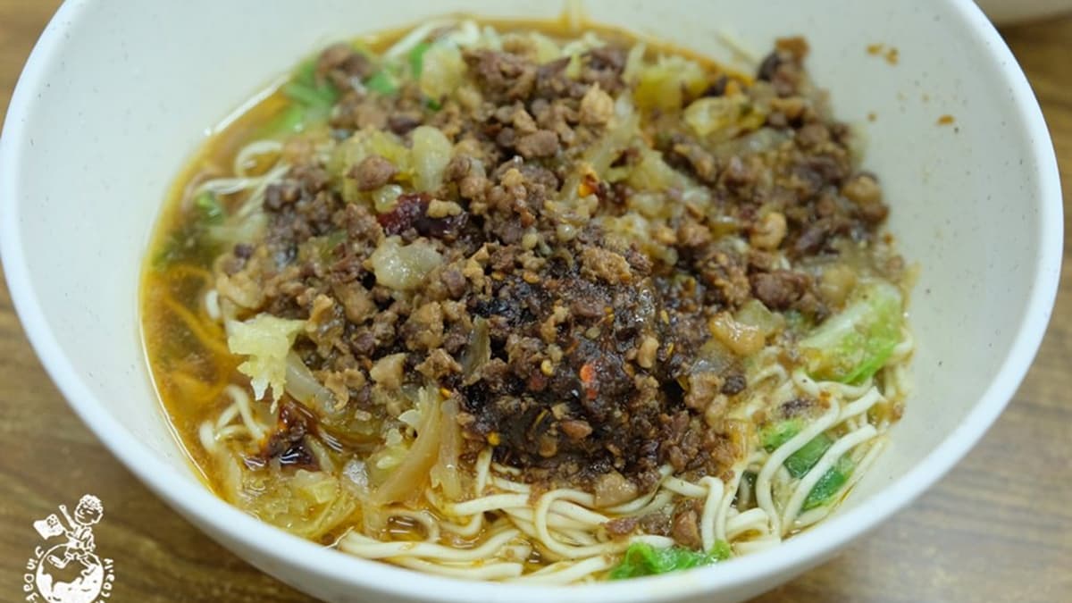 「麻辣乾麵」將麵條與酸菜、肉醬和辣醬拌勻後，帶點辣度超級開胃。（圖片來源：金大佛的奪門而出家網誌）