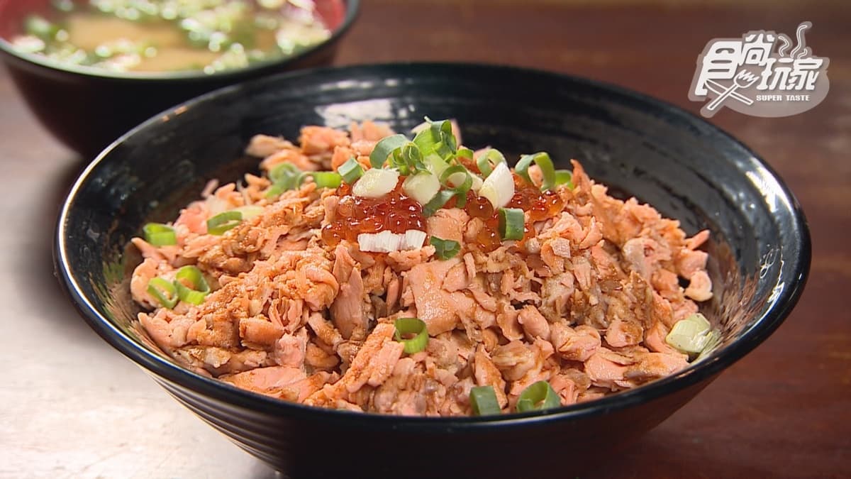 「鮭魚魯肉飯」滿滿的鮭魚搭配滑蛋、鮭魚卵超加分。