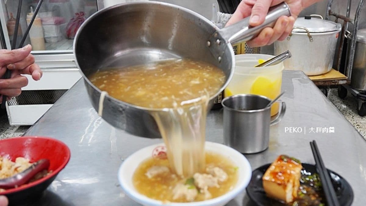 肉羹不但能免費加湯，還直接用大水瓢加！（圖片來源：PEKOのSimple Life）