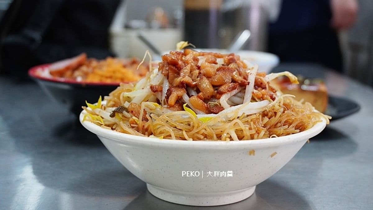 炒米粉完美吸附滷汁，每一口都讓人好滿足。（圖片來源：PEKOのSimple Life）