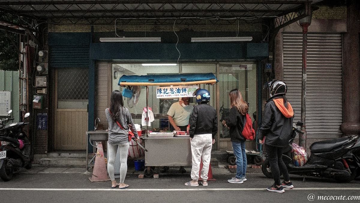「陳記蔥油餅」位在三重區文化北路，是熱門的排隊美食。（圖片來源：陳小可的吃喝玩樂）