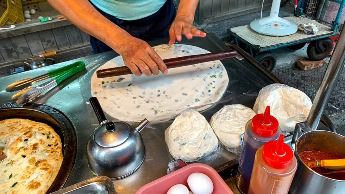 蔥油餅都是現擀現煎，攤位前還有陣陣香氣。（圖片來源：陳小可的吃喝玩樂）