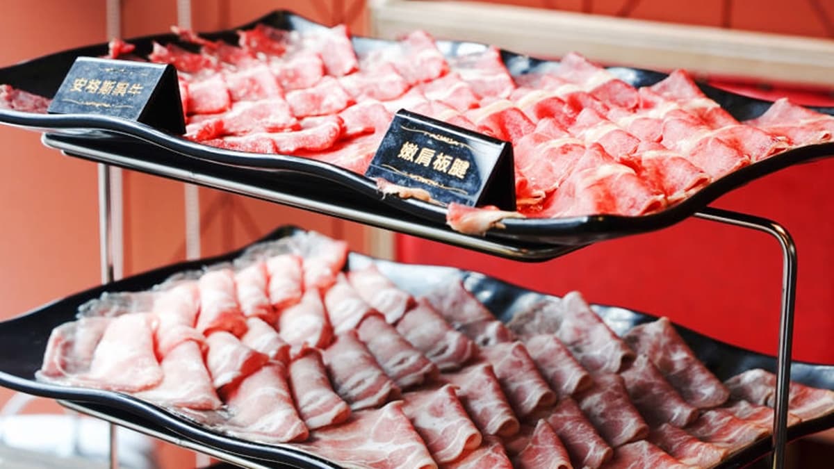 來到吃到飽餐廳，各種肉肉一定要點起來。（圖片來源：依娃旅行小確幸）