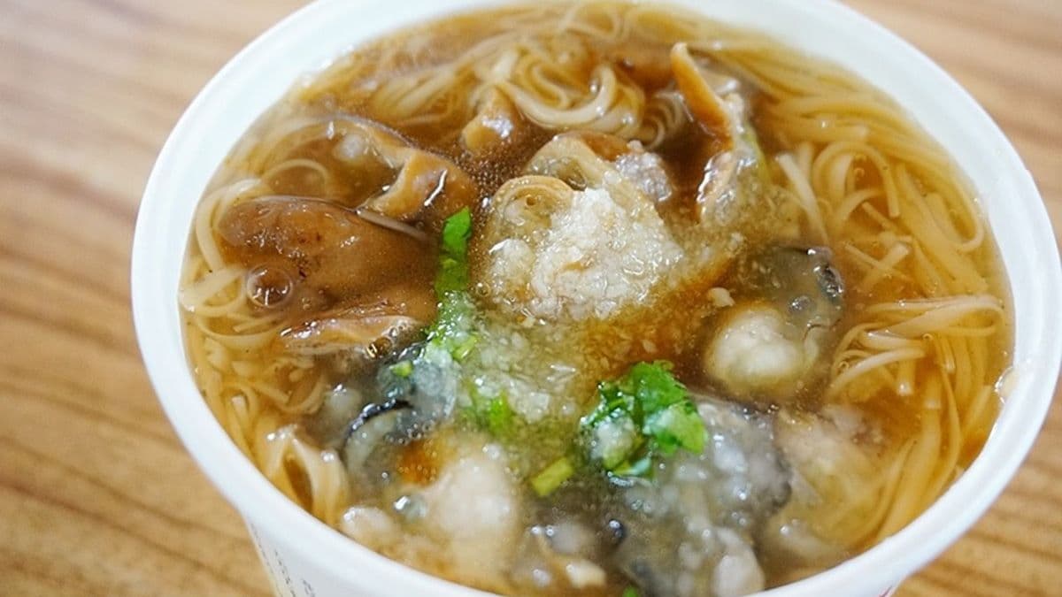 綜合麵線配料給得大氣，號稱是板橋CP值最高麵線。（圖片來源：PEKOのSimple Life）