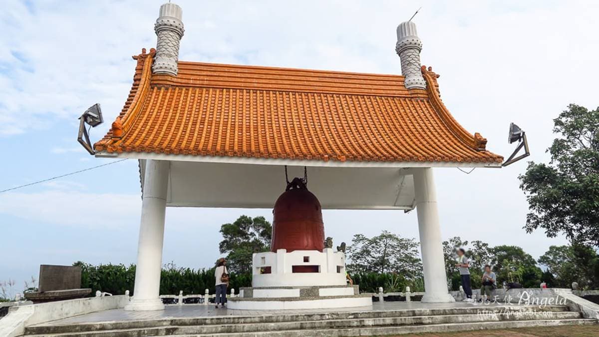 步道最上面平台的鳶山大鐘，又叫光復紀念鐘。（圖片來源：遇見天使Angela）