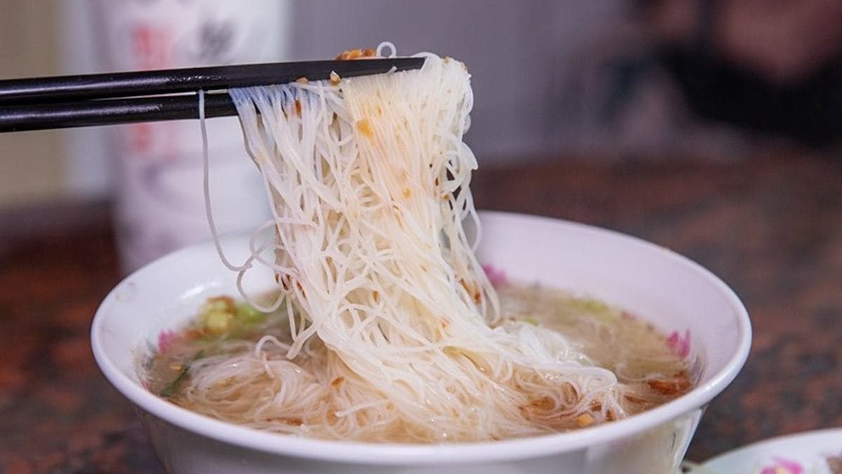 米粉湯頭是用雞湯原汁去熬煮，能嘗到淡淡的雞油甜香。（圖片來源：小虎食夢網）