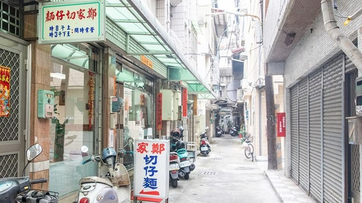 「鄭家切仔麵」隱身巷內，是米其林必比登推薦的小吃之一。（圖片來源：小虎食夢網）