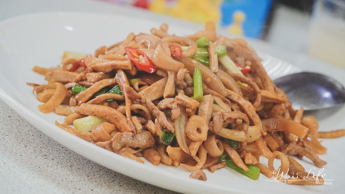 炒三絲是把魷魚絲、豆乾絲、肉絲一起快炒，鹹香滋味讓人忍不住配了好幾碗白飯。（圖片來源：wei笑生活）