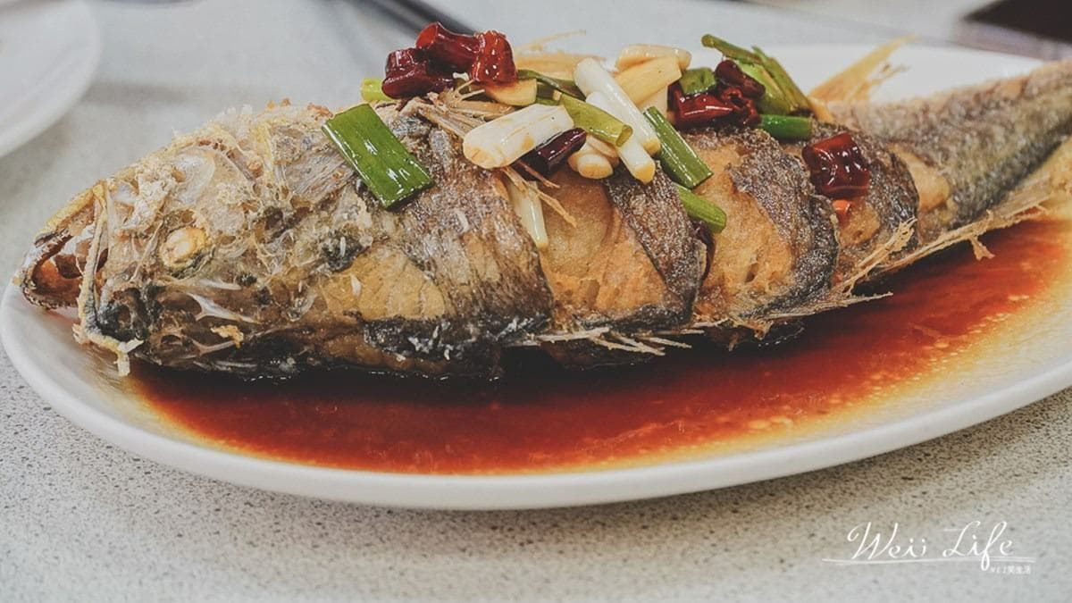 紅燒黃魚，皮炸得酥脆再淋上酸溜溜的紅燒醬汁，一上桌就讓人口水直流。（圖片來源：wei笑生活）
