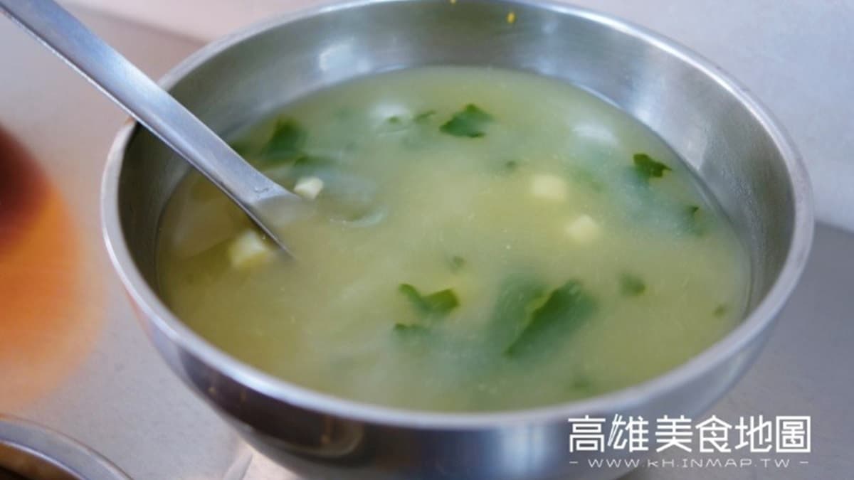 簡單的味噌湯使用海帶提味並加入豆腐丁增添口感。（圖片來源：高雄美食地圖）
