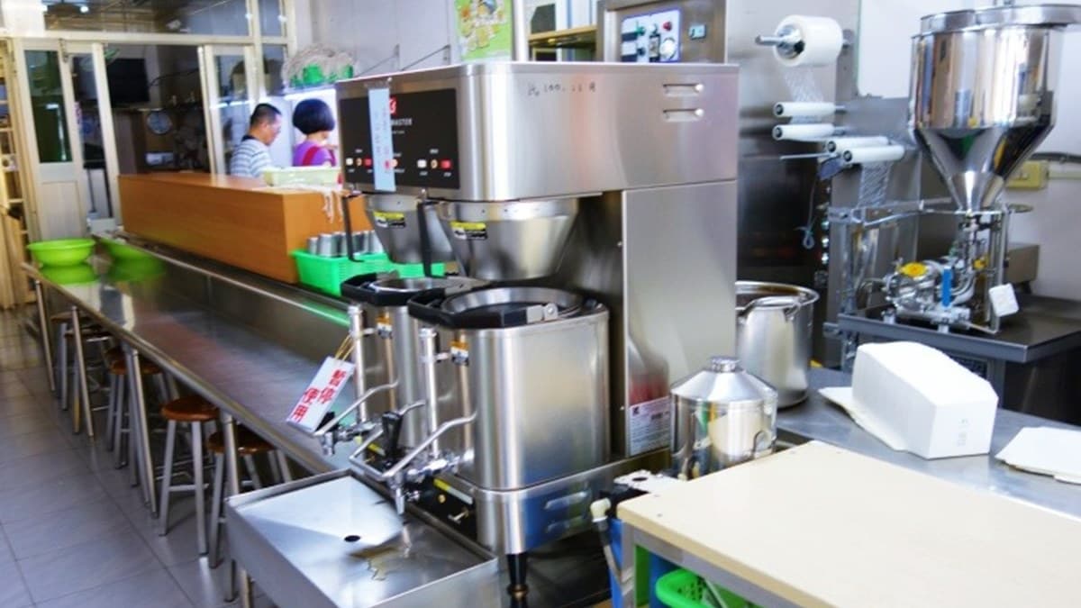 店內還有提供免費熱騰騰的麥茶讓顧客自行取用。（圖片來源：高雄美食地圖）