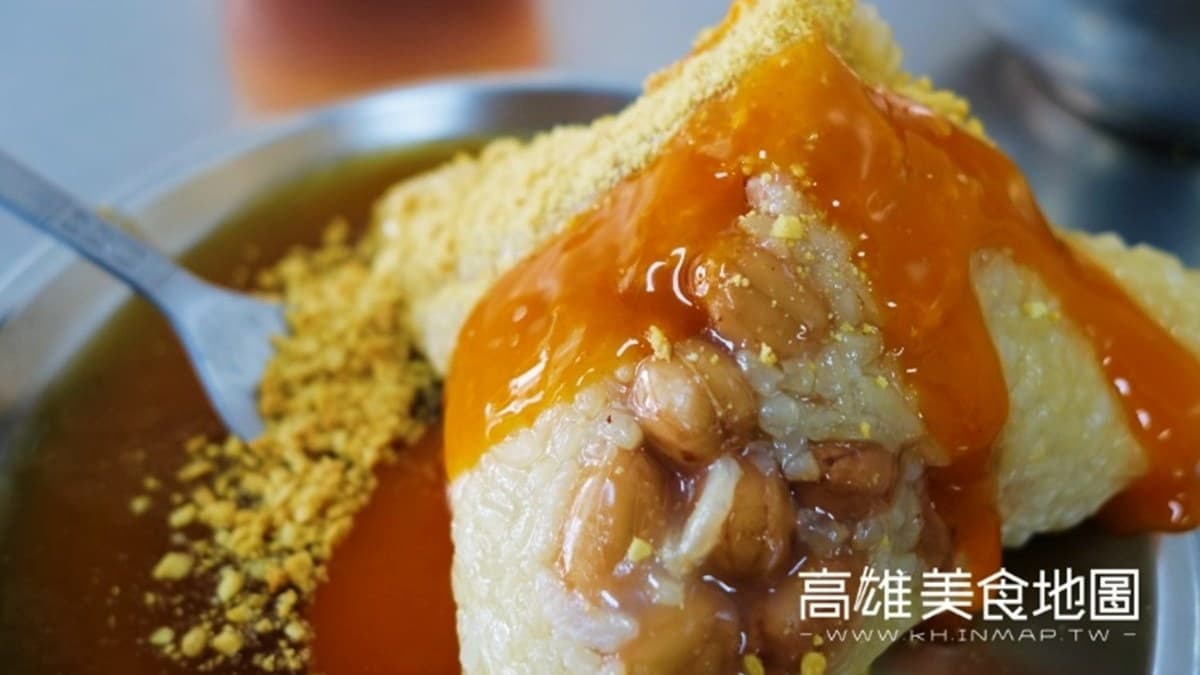 菜粽單純包入花生，搭配炒熟的花生粉與底部醬料，口感香氣更多層次。（圖片來源：高雄美食地圖）
