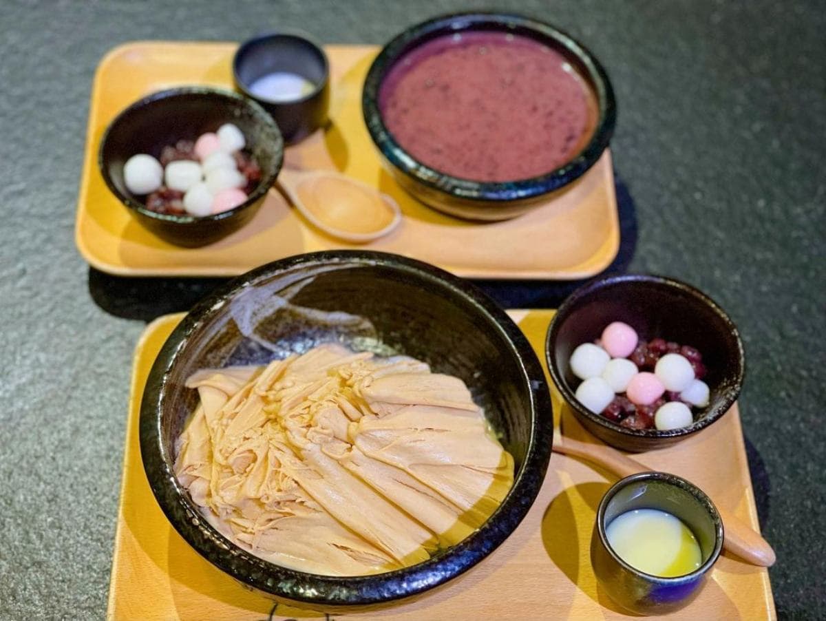 台中街頭驚見「放大版薑餅屋」!老宅燒肉店大變身,搶拍薑餅人、糖果耶誕樹 台中街頭驚見「放大版薑餅屋」!老宅燒肉店大變身,搶拍薑餅人、糖果耶誕樹