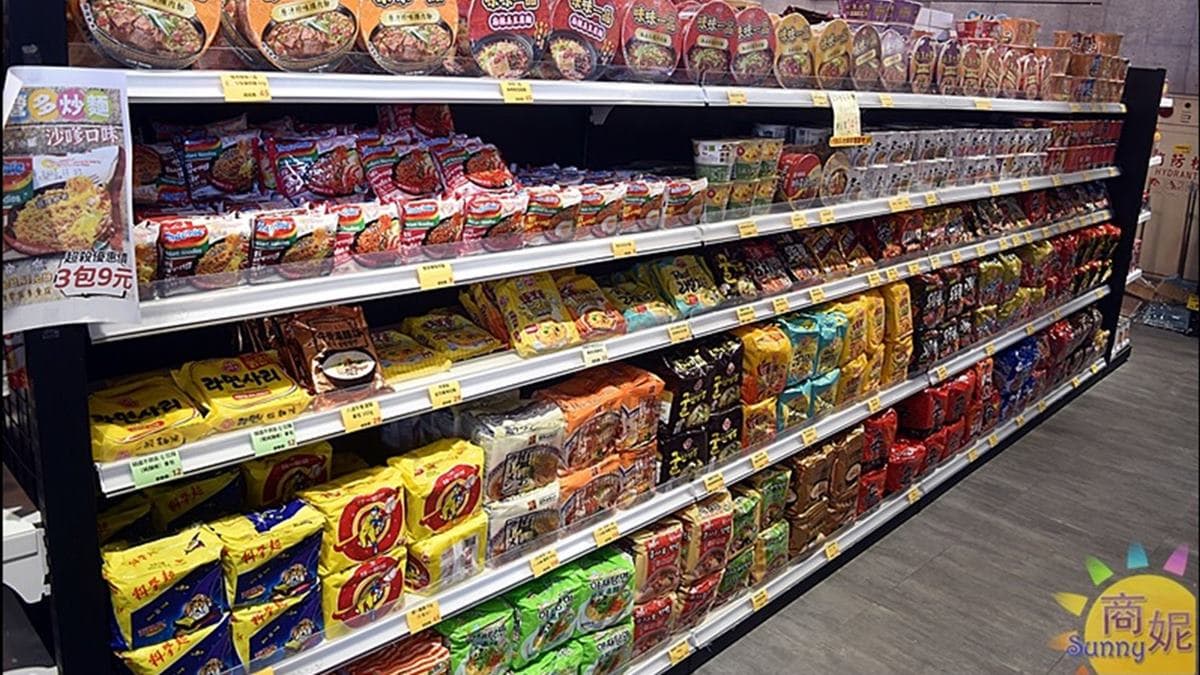 泡麵專區商品來自台、日、韓、東南亞等地，碗麵、杯麵、袋裝泡麵通通有。（圖片來源：商妮吃喝遊樂）