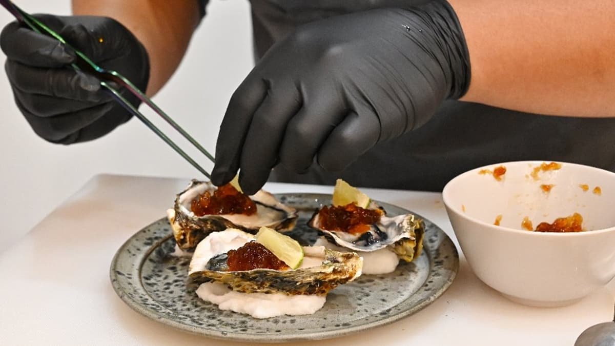店裡還有用餐包廂，旁邊就是開放式廚房，可以欣賞到主廚精湛的廚藝。（圖片來源：糖糖's 享食生活）