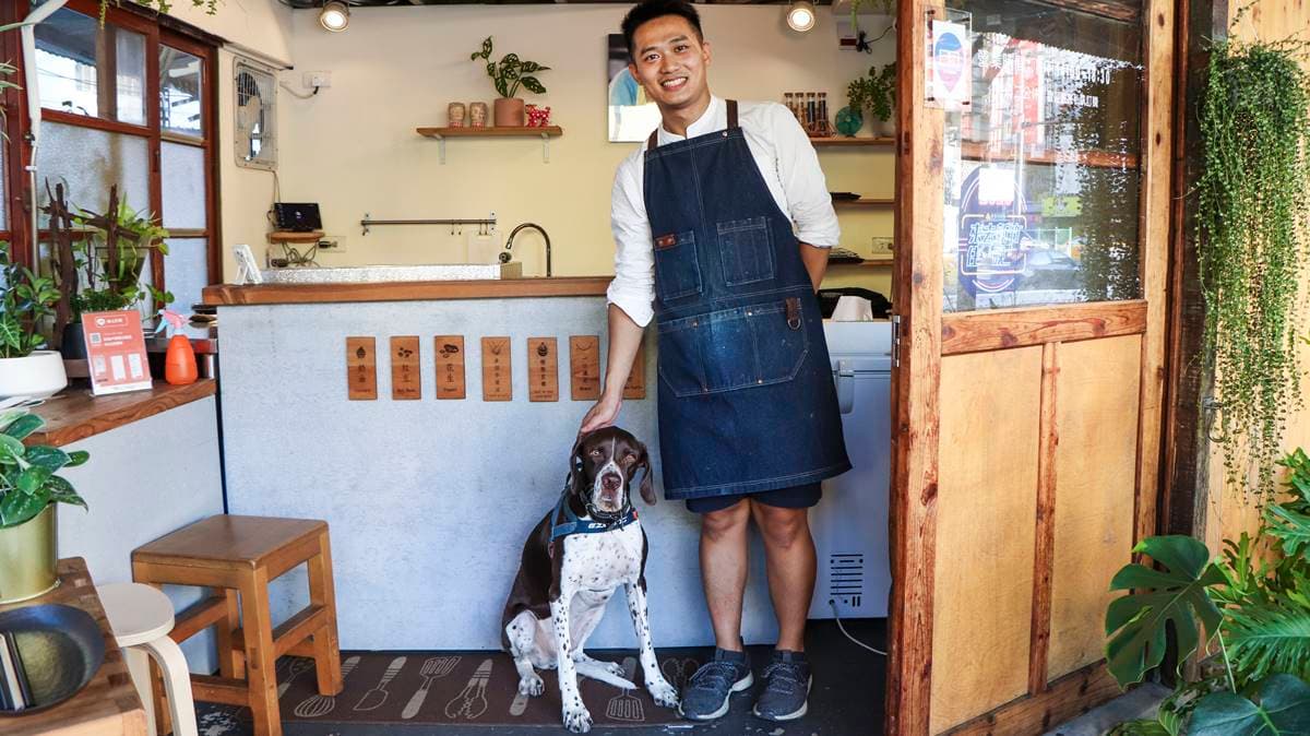老闆與店狗羅賓。（圖片來源：《老屋簷新美蹟》）