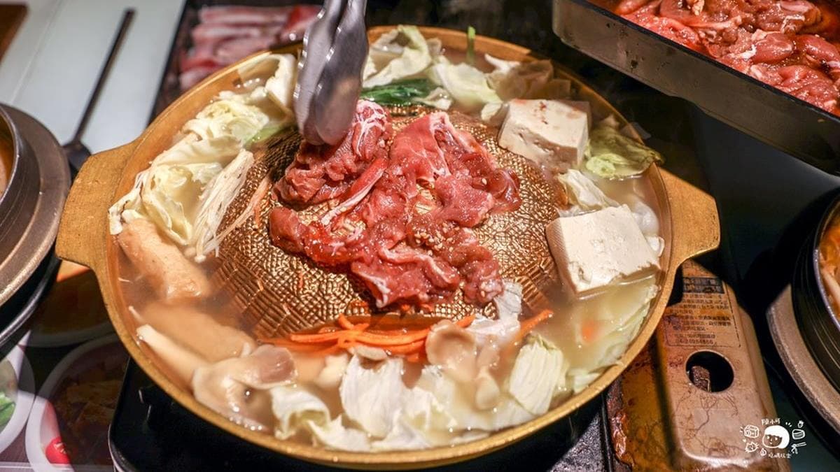 「銅盤烤肉」分量很多，適合３～４人點來分享。（圖片來源：陳小可的吃喝玩樂）