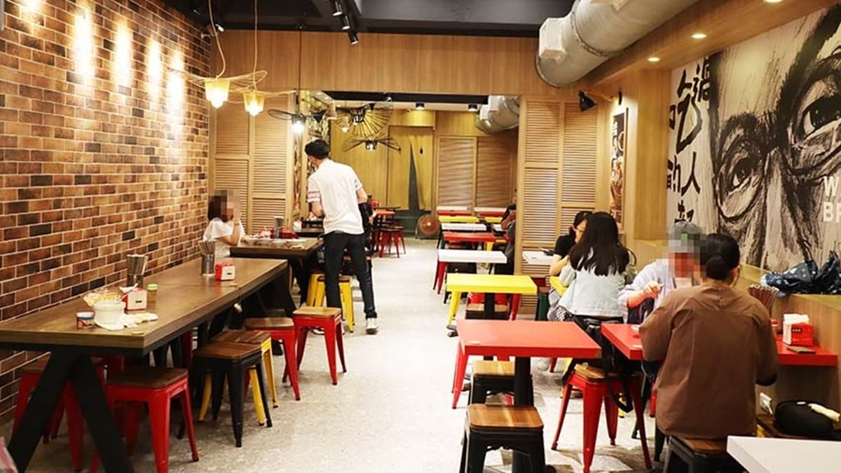 店內環境寬敞舒適，氣氛有點文青風，又充滿台灣早期的風味，感覺相當舒心。（圖片來源：小噗扒飯食記）