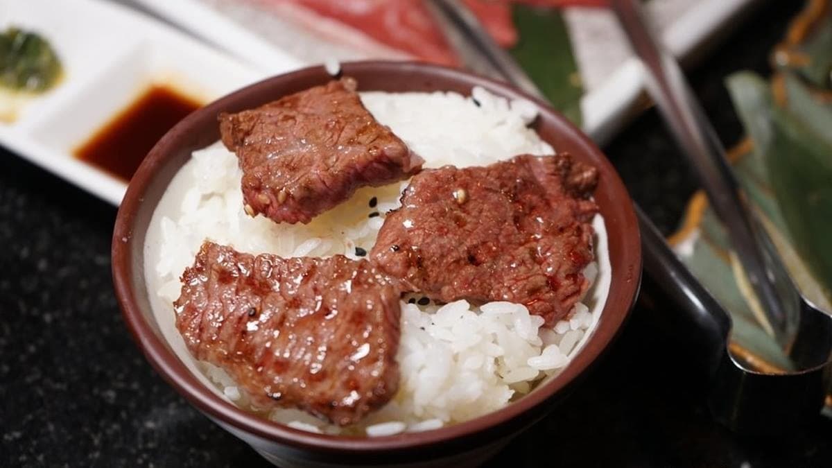 首推油花較多且比較軟嫩的翼板肉，點一碗白飯配燒肉吃超過癮。（圖片來源：跟著踢小米吃喝玩樂趣）