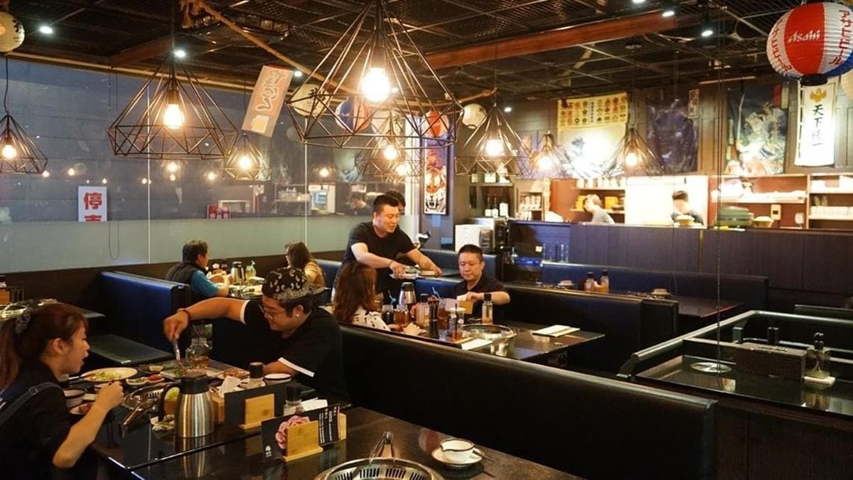 店內座位有2~8人的桌子，所以人多人少來聚餐都可以。（圖片來源：跟著踢小米吃喝玩樂趣）