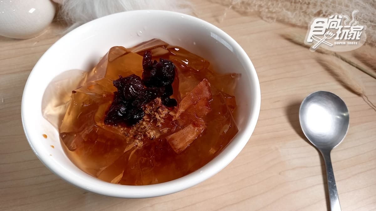 愛玉加上特製醃桂花，鹹甜香一次滿足。