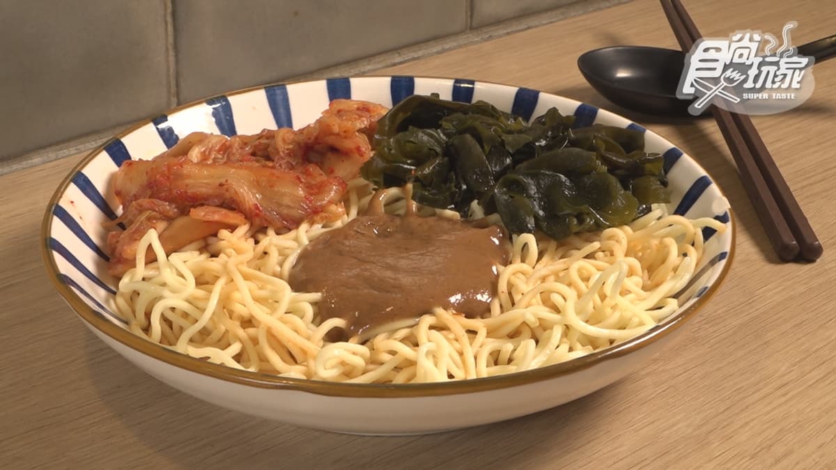 店家獨創「韓式泡菜涼麵」，入口酸甜還會回甘。
