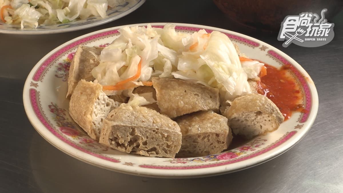 臭到心坎裡！黃石市場「臭豆腐老店」飄香40多年，外酥內多汁搭醃泡菜超夠味