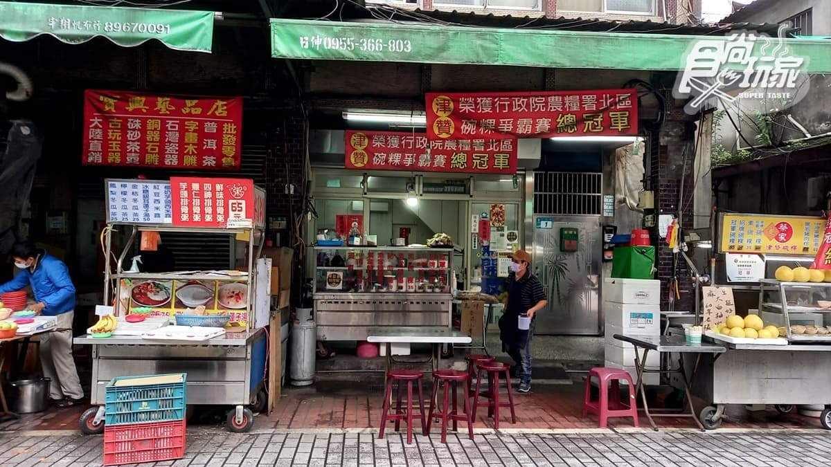 「蔡家津贊碗粿」榮獲碗粿比賽總冠軍，一開店就大排長龍。