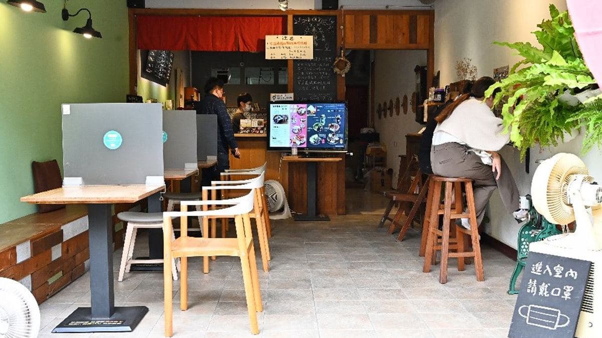 店面不算大，裝潢是木質調的文青小店，內用區有８個座位。（圖片來源：糖糖‘s享食生活）