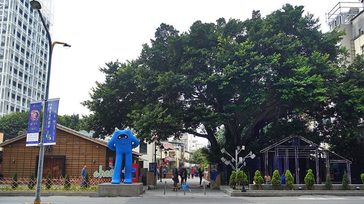 「藍晒圖文創園區」的入口處，可以看到巨大吉祥物「Blues」。（圖片來源：披著虎皮的貓）