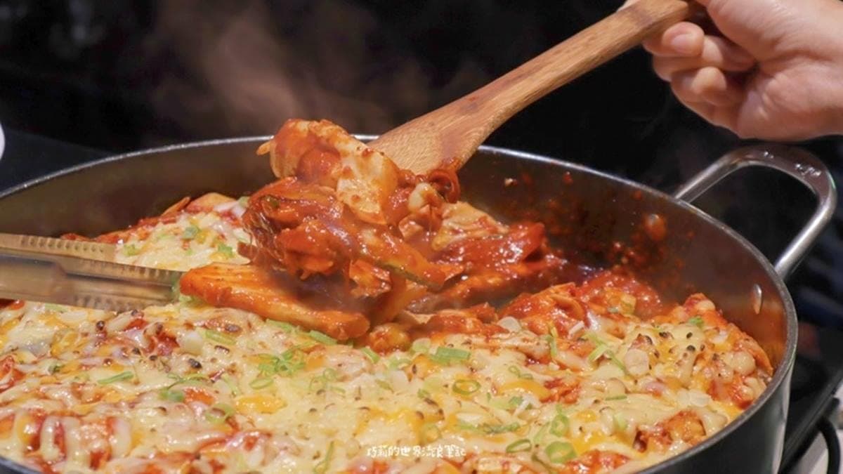 海鮮煎餅加了美奶滋及柴魚片，有日式大阪燒的感覺。（圖片來源：巧莉的世界流浪筆記）