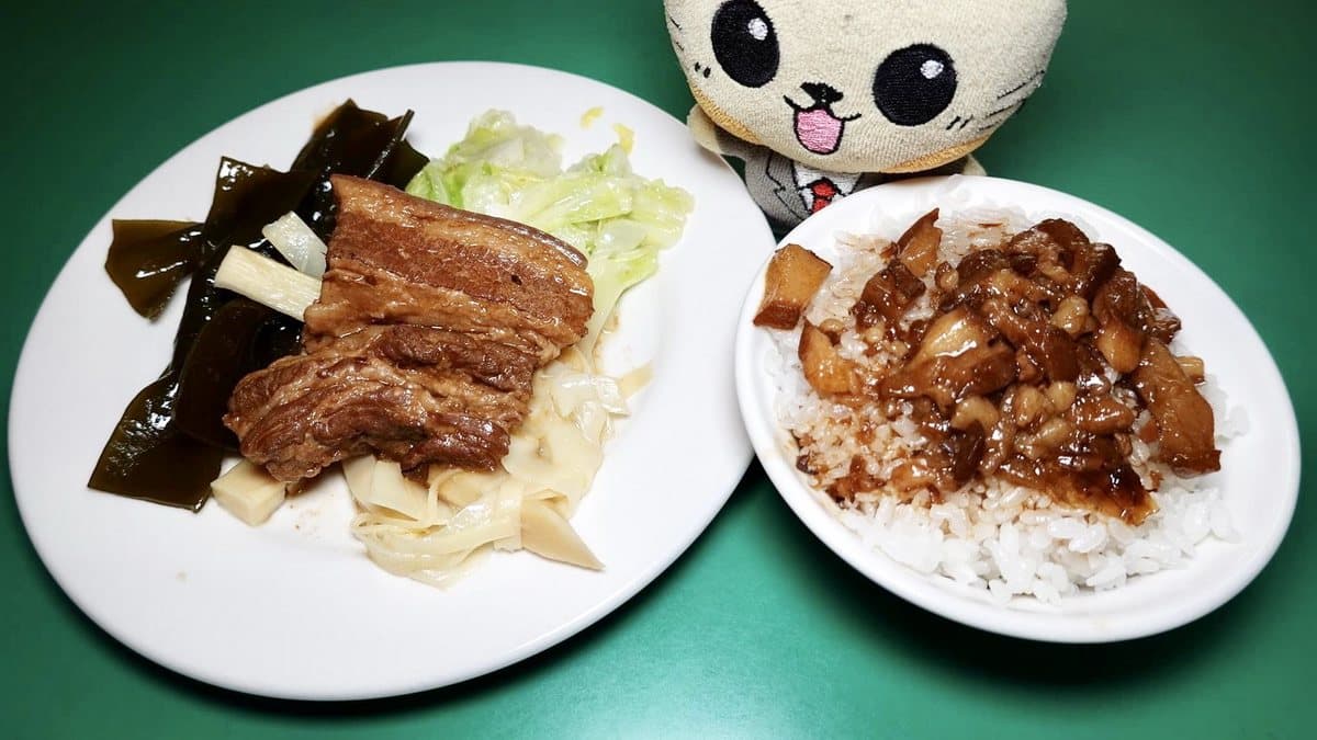 滷肉飯吃下去油脂完全在口中化開，香濃的滋味滿溢。（圖片來源：貓大爺部落格）