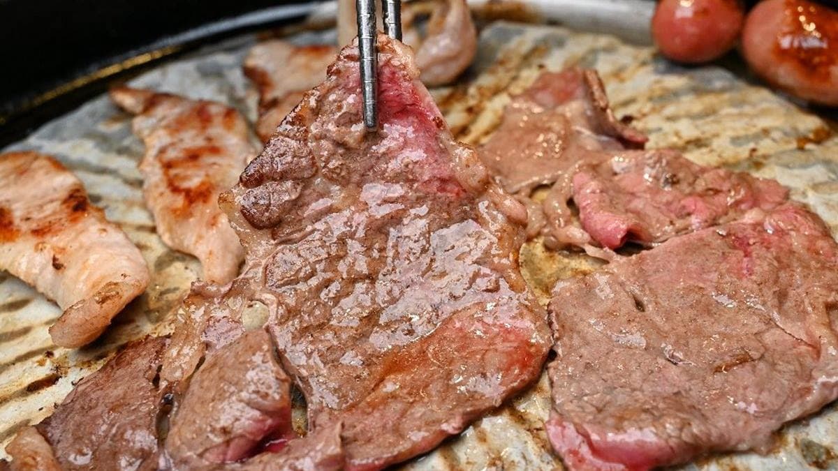 肉品推薦美國頂級霜降牛肉，有著美美的大理石紋油花，口感細緻，香氣十足。（圖片來源：糖糖's享食生活）