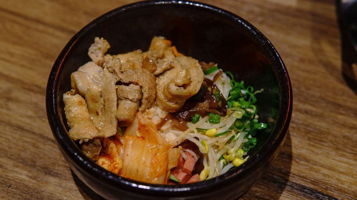 烤好的五花肉、梅花肉也可以搭配拌飯一起享用。（圖片來源：Liz chiang栗子醬）