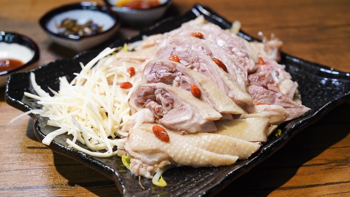 鵝肉切盤能吃到更厚實大塊的鵝肉，嘗起來多了點藥膳清香。（圖片來源：跳躍的宅男）