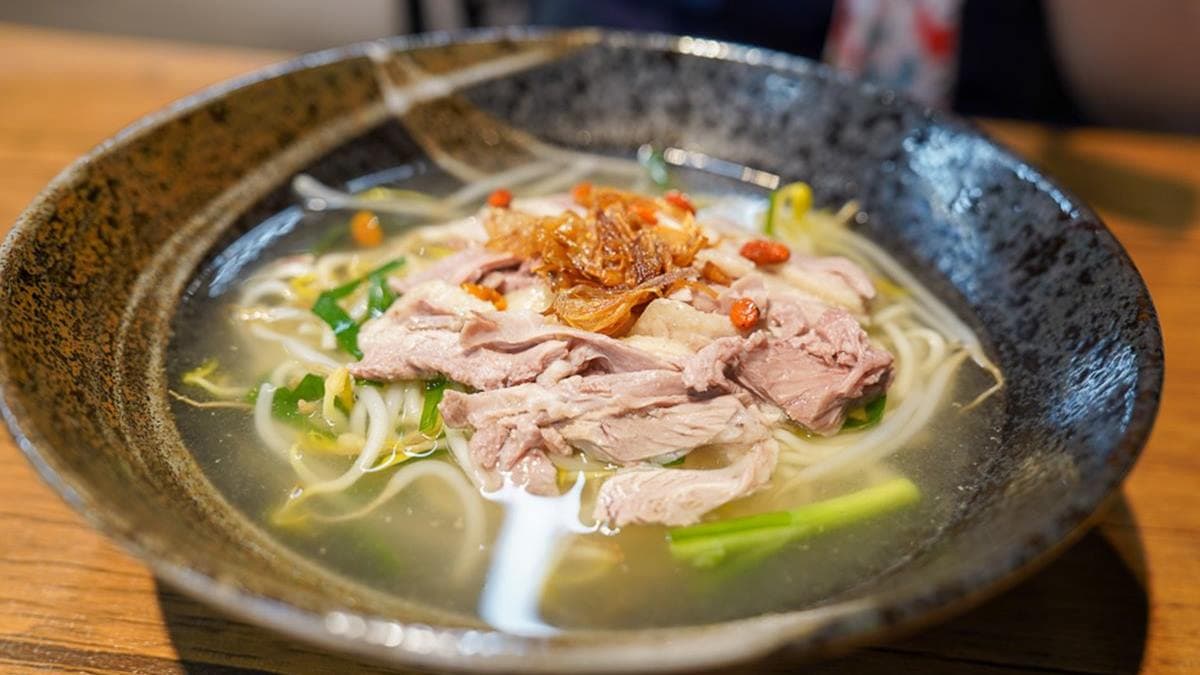 無骨鵝肉玉里湯麵，推薦必加鵝油蔥酥，湯頭還能無限續加喔。（圖片來源：跳躍的宅男）