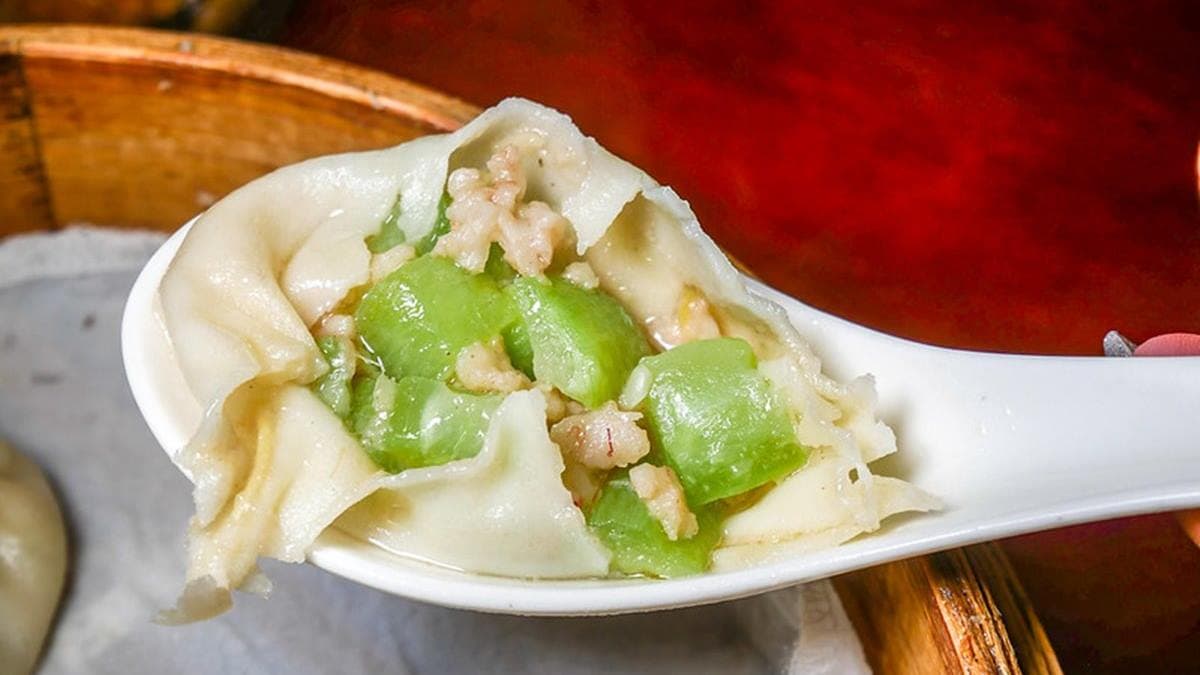 絲瓜蝦仁湯包，有鮮嫩的絲瓜搭配蝦仁，湯汁嘗起來更加鮮美。（圖片來源：鄉民食堂）